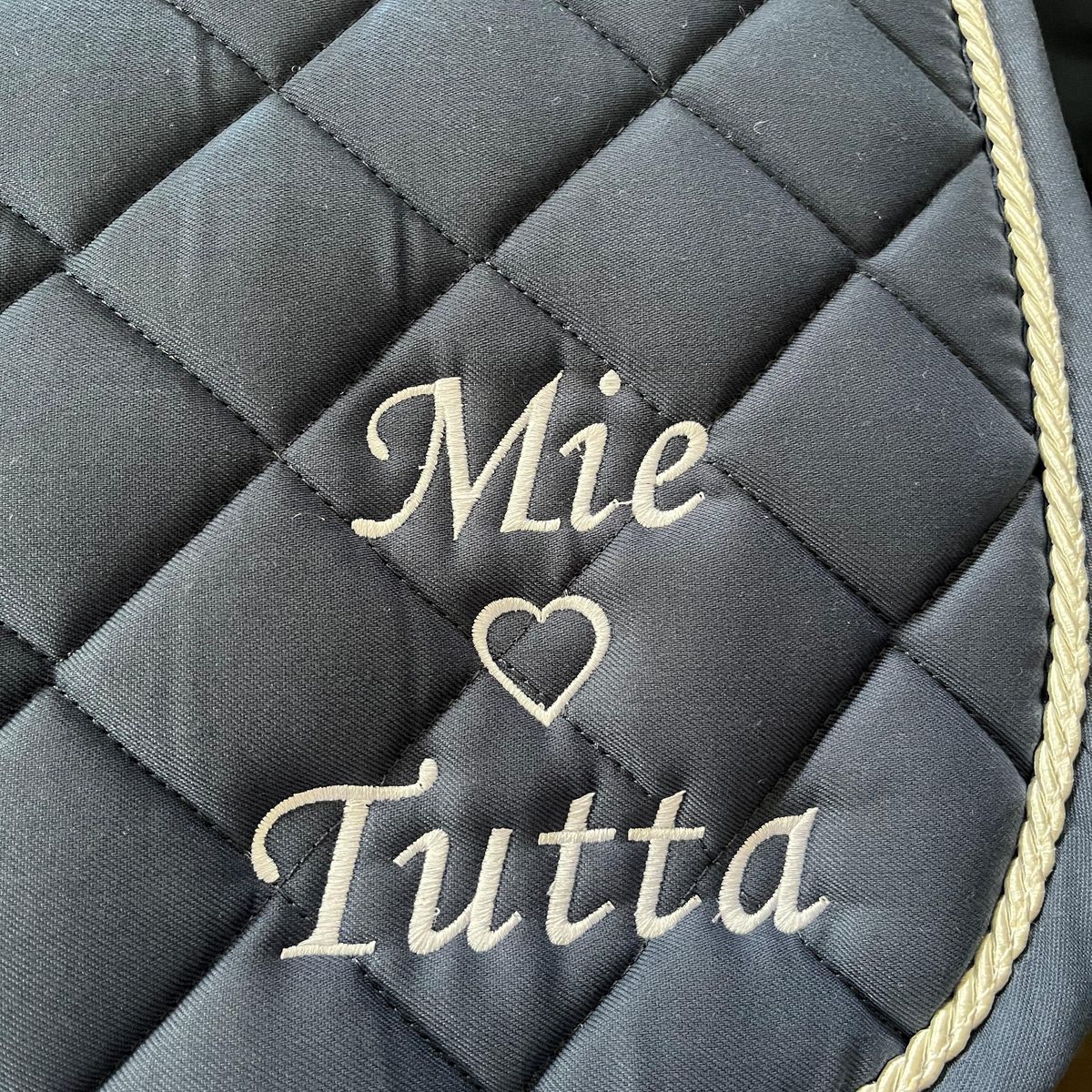  Borge Young Hamilton Saddle Pad Jumping Med Brodering